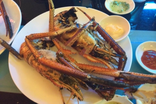 8 restorantet më të mira që shërbejnë ushqimet më të mira të detit të freskëta në qytet.  hcm