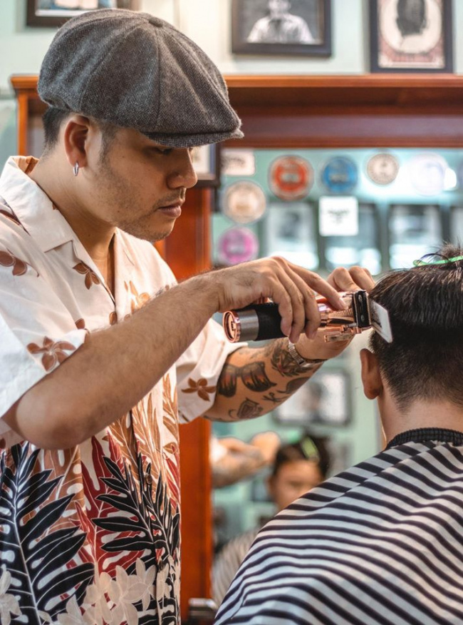Tiệm cắt tóc nam đẹp tại Phú Nhuận với không gian sang trọng và dịch vụ tận tình là điểm đến hoàn hảo cho việc thay đổi kiểu tóc của bạn. Hãy tham khảo hình ảnh để cảm nhận khoảnh khắc thư giãn tại tiệm của chúng tôi.