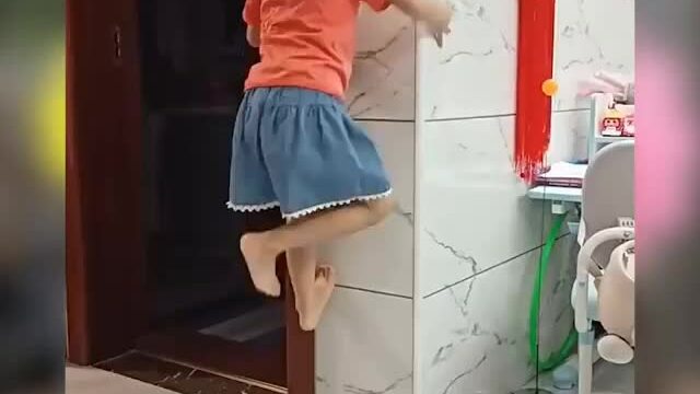 Con gái trèo tường như người nhện