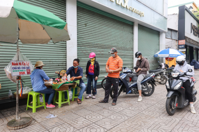 bread, saigon bread, saigon delicacies, north bread for more than 70 years on the sidewalk of saigon