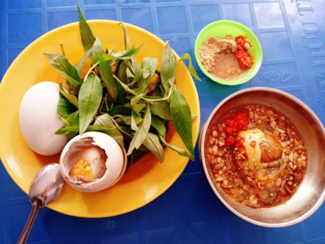 balut, coconut weevil, coconut worms, coconut worms soaked in fish sauce, fried worms, insect delicacies, pudding, vietnam tourism, vietnamese cuisine, ‘scary’ dishes but should try in vietnam