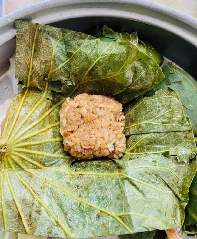 hanoi sticky rice, lotus leaf sticky rice, sticky rice, tan binh sticky rice nuggets, tp.hcm, ho chi minh city also has 3 equally delicious lotus leaf sticky rice for those who are afraid to queue.