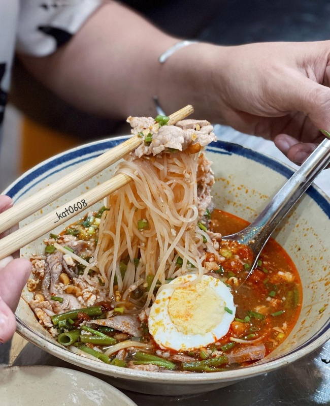 auspiciousness, thai cuisine, thai noodle soup, 4 street food shops of the golden temple in ho chi minh city for people who love thai food