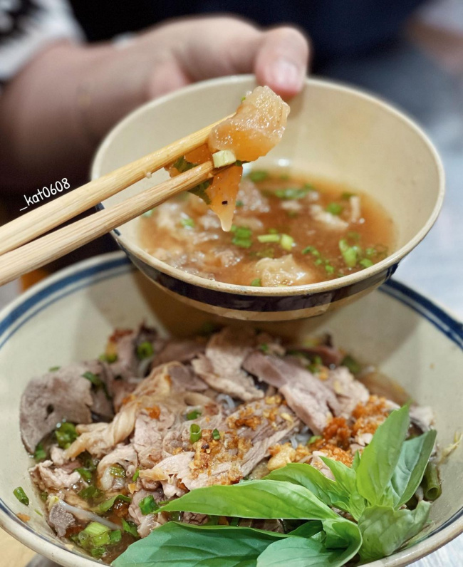 auspiciousness, thai cuisine, thai noodle soup, 4 street food shops of the golden temple in ho chi minh city for people who love thai food