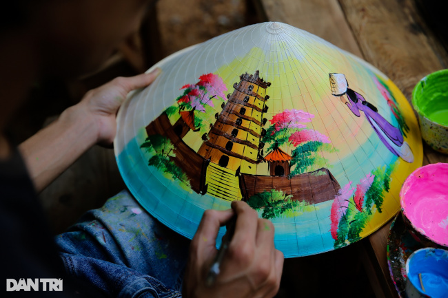 artist, conical hat, countryside, earn hundreds of dollars from instructing foreign to draw hue’s ancient capital on conical hats