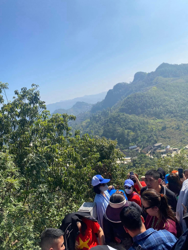 flagpole, ha giang, lung cu, lung cu flagpole, tourism, lung cu flagpole on the weekend: tourists are crowded, waiting patiently to take “forever” photos.