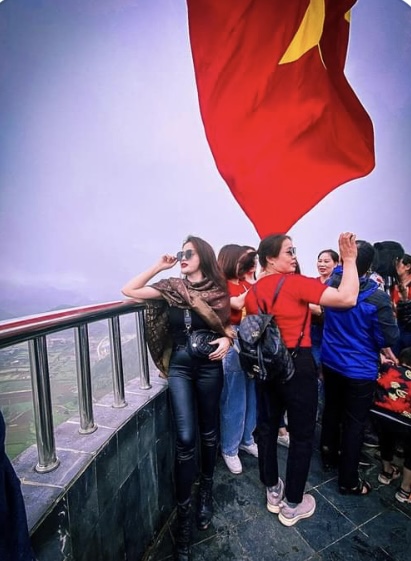 flagpole, ha giang, lung cu, lung cu flagpole, tourism, lung cu flagpole on the weekend: tourists are crowded, waiting patiently to take “forever” photos.