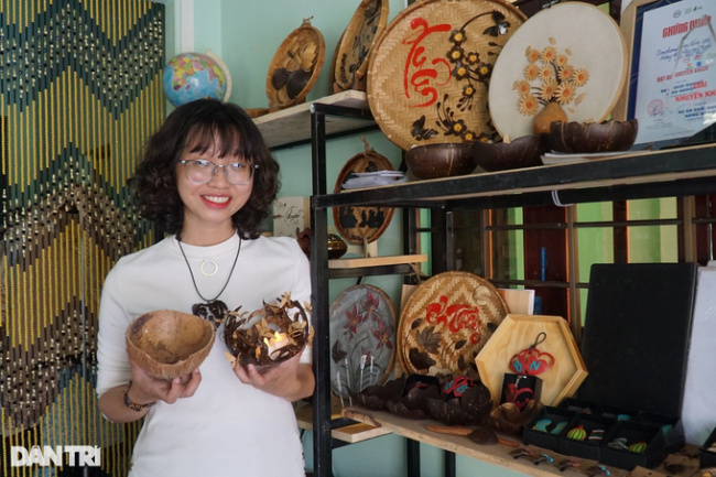 ben tre, coconut shell, emigrate, handmade, hot girl 9x turns coconut shells into valuable jewelry