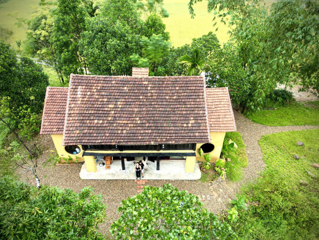 architect, couple, northern delta, phu tho, realization, sea level, tan son district, xuan dai commune, the small house in phu tho is located in the middle of a vast field, designed in the ‘grandparents’ era, but everyone likes it