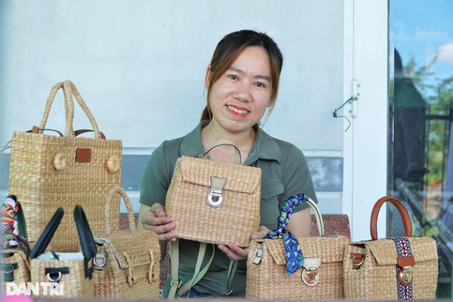 ca mau, hand bag, waste, collecting leaves of 0 usd, making them into items, and selling them half a 25 usd/piece, office ladies love it