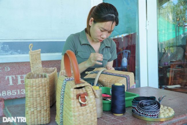 ca mau, hand bag, waste, collecting leaves of 0 usd, making them into items, and selling them half a 25 usd/piece, office ladies love it