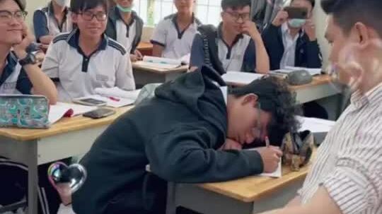 Thầy giáo quạt mát cho học sinh ngủ