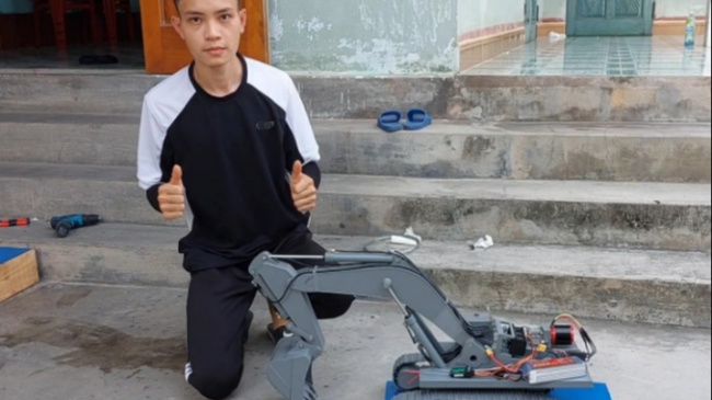 excavator, ha van vang, machine, make, uniquely, the hai duong guy makes a meticulous mechanical model that looks like the real thing