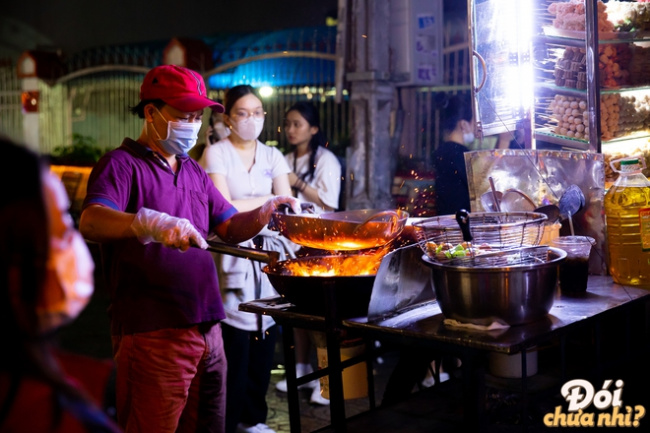 industrial university, pedagogical university, snack road, university, university village, the “extreme” snack street in ho chi minh city: located between two famous universities, every night is crowded.
