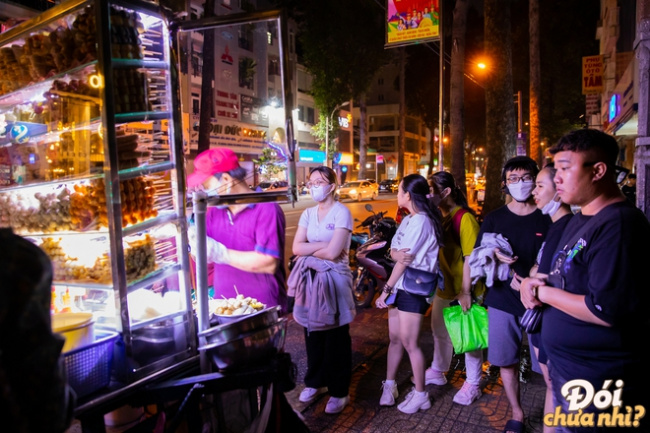 industrial university, pedagogical university, snack road, university, university village, the “extreme” snack street in ho chi minh city: located between two famous universities, every night is crowded.