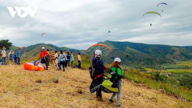crater, organizers, sport, tourists, volcano, wildflowers, experience flying over the crater of the chu dang ya volcano