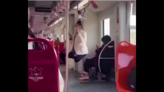 Cô gái lơ lửng khi đi tàu điện ngầm