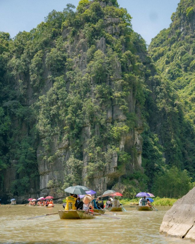 foreign tourists, ninh binh, tour guides, foreign tourists marvel at the scene of foot boating and cake and sweets being sold on the river in ninh binh