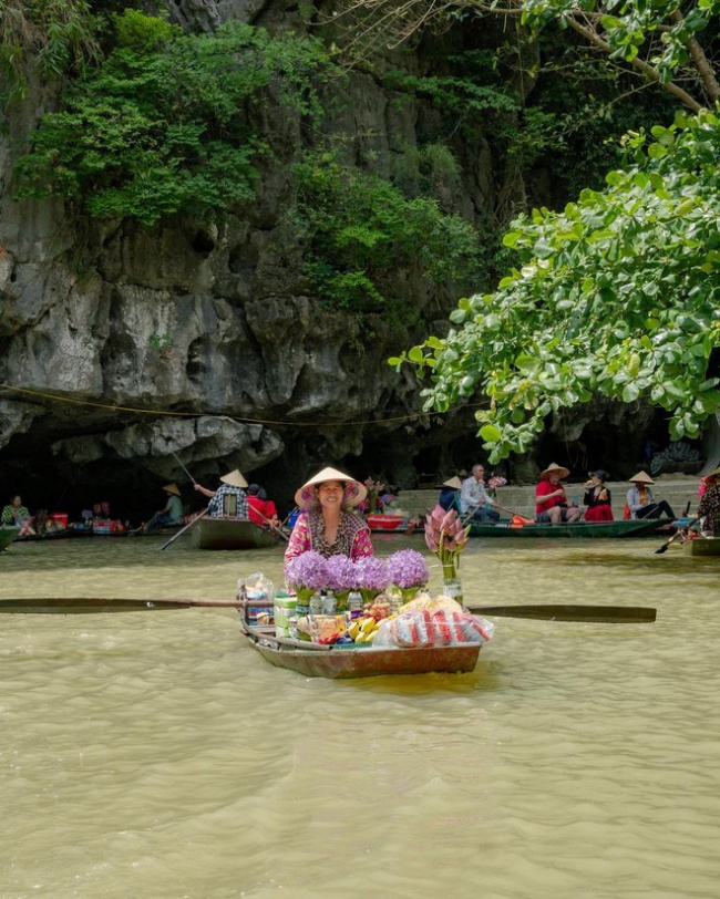 foreign tourists, ninh binh, tour guides, foreign tourists marvel at the scene of foot boating and cake and sweets being sold on the river in ninh binh