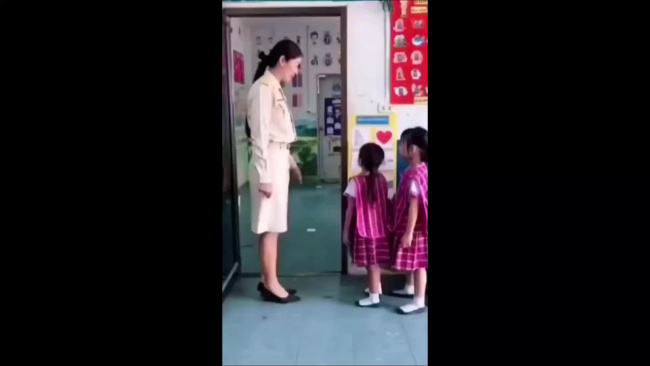 Cô giáo nhún nhảy, đập tay đón học trò