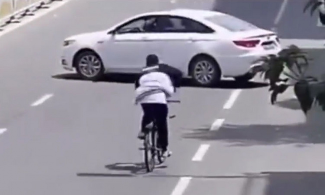 Đâm vào ôtô vì cho tay vào túi khi đạp xe