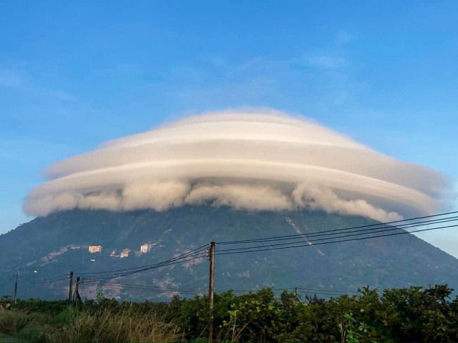 amazing phenomenon, cloud disk, mrs. black mountain, the amazing phenomenon of the ‘cloud disk’ on the top of ba den mountain