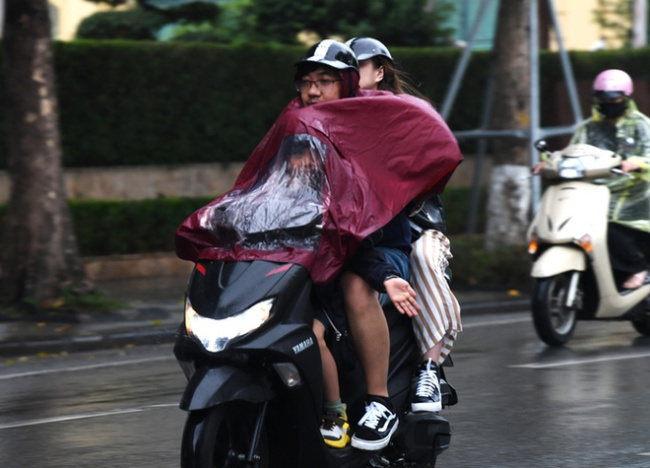 chilly air, cold air, cold air intensifies, cold air wave, foreign tourists, hanoi residents, hanoians, monsoon comes, and hanoi people enjoy the cold air with light rain