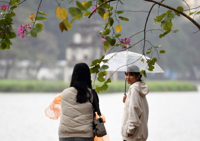 chilly air, cold air, cold air intensifies, cold air wave, foreign tourists, hanoi residents, hanoians, monsoon comes, and hanoi people enjoy the cold air with light rain