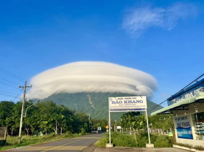 ba den mountain in tay ninh, chua chan mountain, xuan loc, after ba den mountain in tay ninh, again chua chan mountain (dong nai) appeared a strange cloud that made people stir