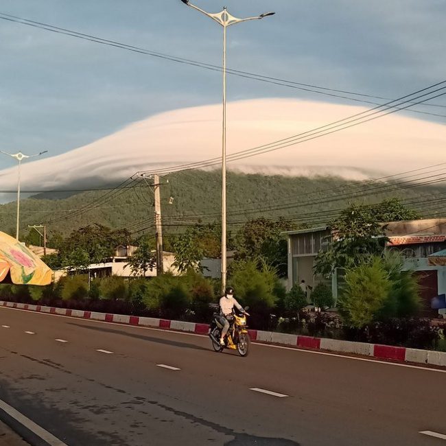 ba den mountain in tay ninh, chua chan mountain, xuan loc, after ba den mountain in tay ninh, again chua chan mountain (dong nai) appeared a strange cloud that made people stir