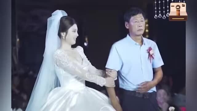 Ba ngượng nghịu nhảy cùng con gái khi lấy chồng