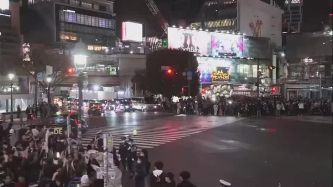CĐV Nhật ăn mừng vẫn tuân thủ đèn giao thông