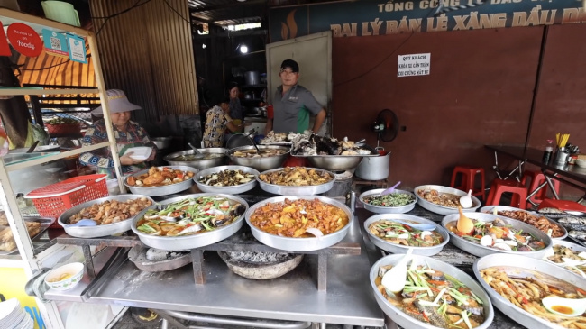 food, foreign tourists, popular shops, scenic spots, street food, foreign tourists enjoy the foods that come with broken rice and order 8 dishes for only $8