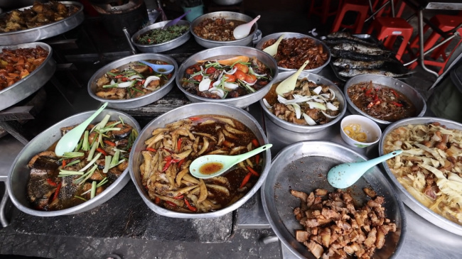 food, foreign tourists, popular shops, scenic spots, street food, foreign tourists enjoy the foods that come with broken rice and order 8 dishes for only $8
