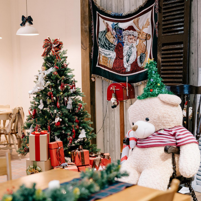 cafe, christmas atmosphere, christmas decoration, christmas greeting, european style, enjoy the early christmas atmosphere at cafes located in european-style villas