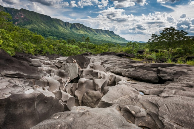 ngắm nhìn những tuyệt tác thiên nhiên núi đá khắp thế giới