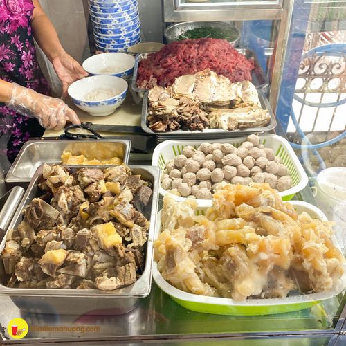 thưởng thức phở cầu dừa với tô siêu topping ngon nức tiếng quận 4