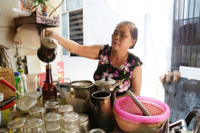 ancient, danang, the coffee, da nang racket cafe sells 300 cups a day, attracting customers with a “poisonous” concoction