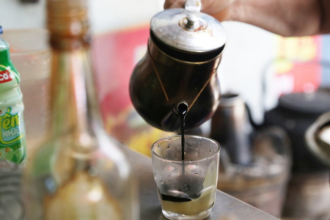 ancient, danang, the coffee, da nang racket cafe sells 300 cups a day, attracting customers with a “poisonous” concoction