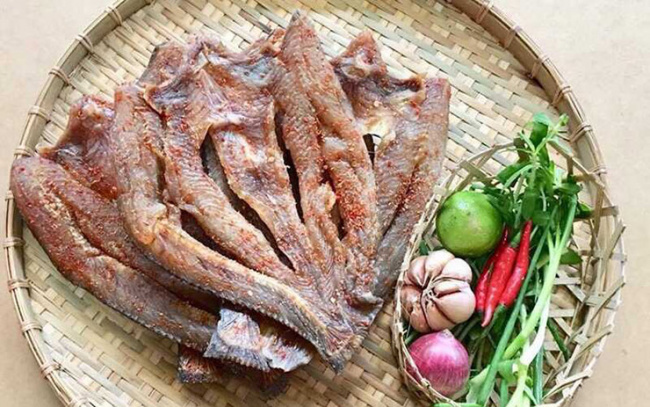mekong delta, snakehead dry, the type of fish from the past is full in the field, dried into a specialty, and priced at $15/kg