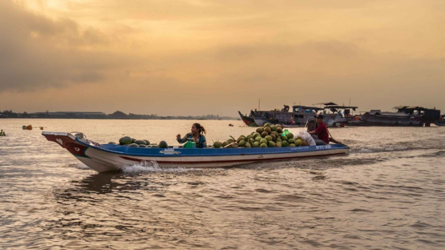 an giang floating market, an giang tourism, long xuyen floating market through a foreign photographer’s perspective