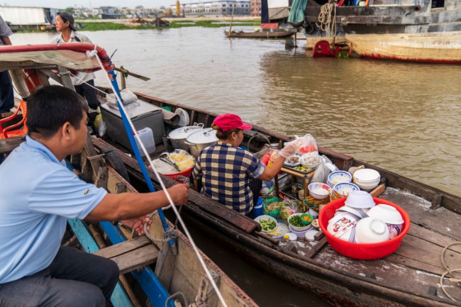 an giang floating market, an giang tourism, long xuyen floating market through a foreign photographer’s perspective