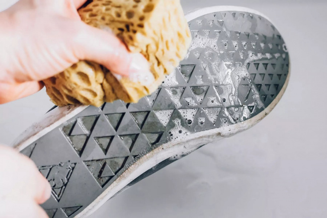 cách vệ sinh giày vải canvas đơn giản tại nhà
