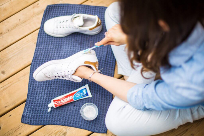 cách làm sạch giày bằng kem đánh răng