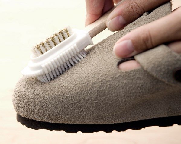 hướng dẫn cách chăm sóc giày da lộn