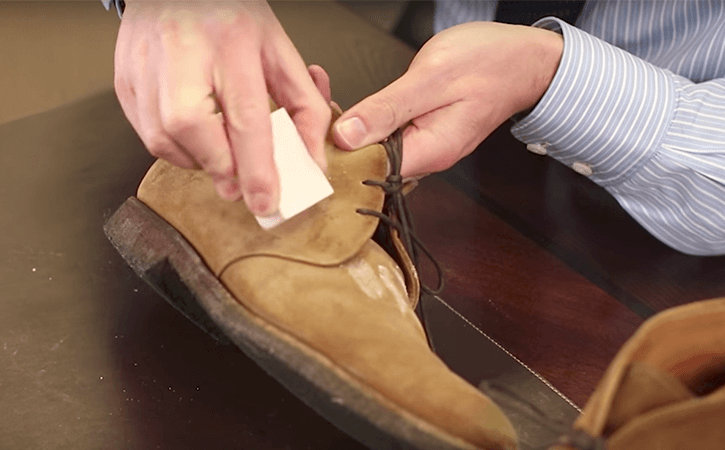 cách loại bỏ vết cafe cực hiệu quả trên 3 loại giày phổ biến nhất