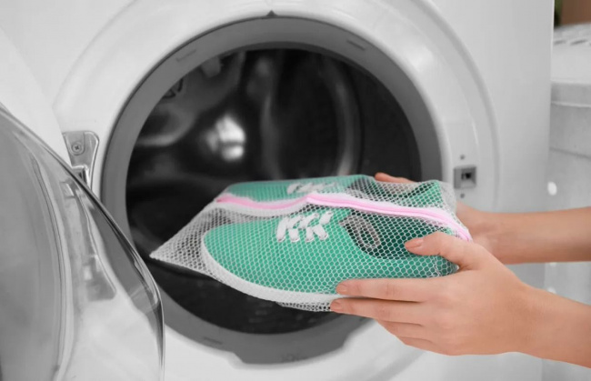 cách vệ sinh giày tennis tại nhà bằng tay hoặc bằng máy giặt