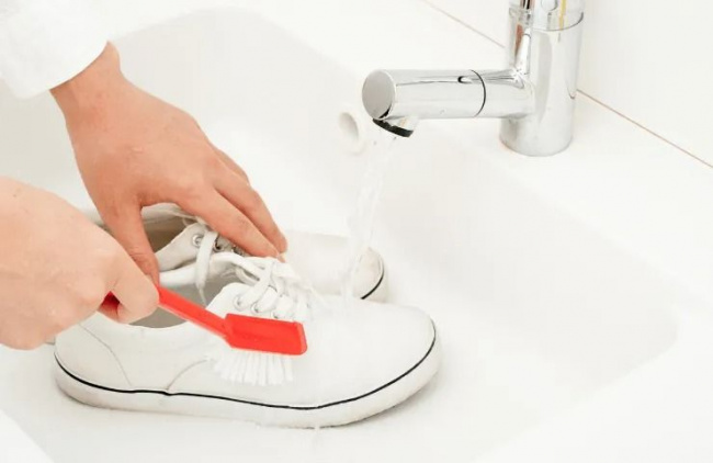 5 mẹo cực kỳ đơn giản về cách tẩy trắng giày và đế bị ố vàng (phần 1)