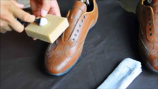 cách phục hồi giày và loại bỏ vết trầy xước trên giày