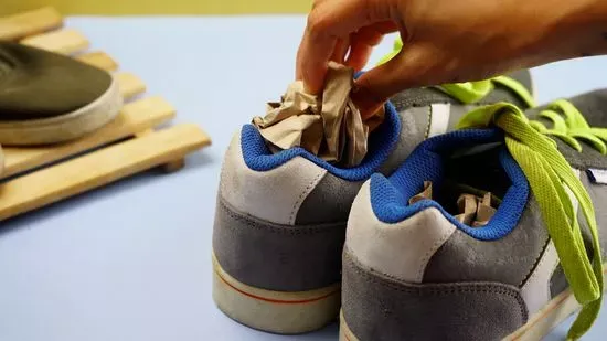 chăm sóc giày - làm thế nào để khử mùi hôi giày hiệu quả